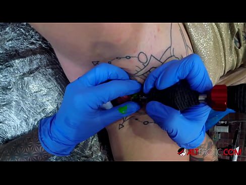 ❤️ Ekstremt tatoveret hottie Sully Savage fik en tatovering på sin klitoris ☑ Fucking at da.pornxlxx.ru